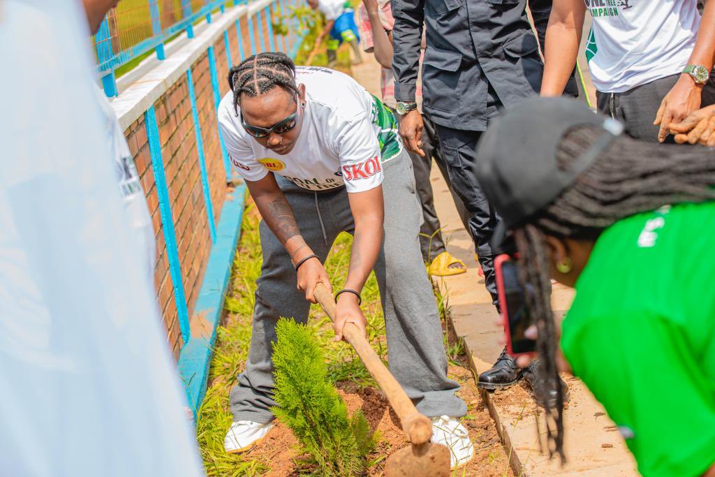 oneshotonetree's tweet photo. Kigali Youth and the Famous Artist Bushali and Okkama attended the special youth Umuganda and one shot one tree campaign aiming to plant as many trees as possible.
#KigaliYouthFestival #OneShotOneTree #theoriondream https://t.co/3gw17X3rZ9