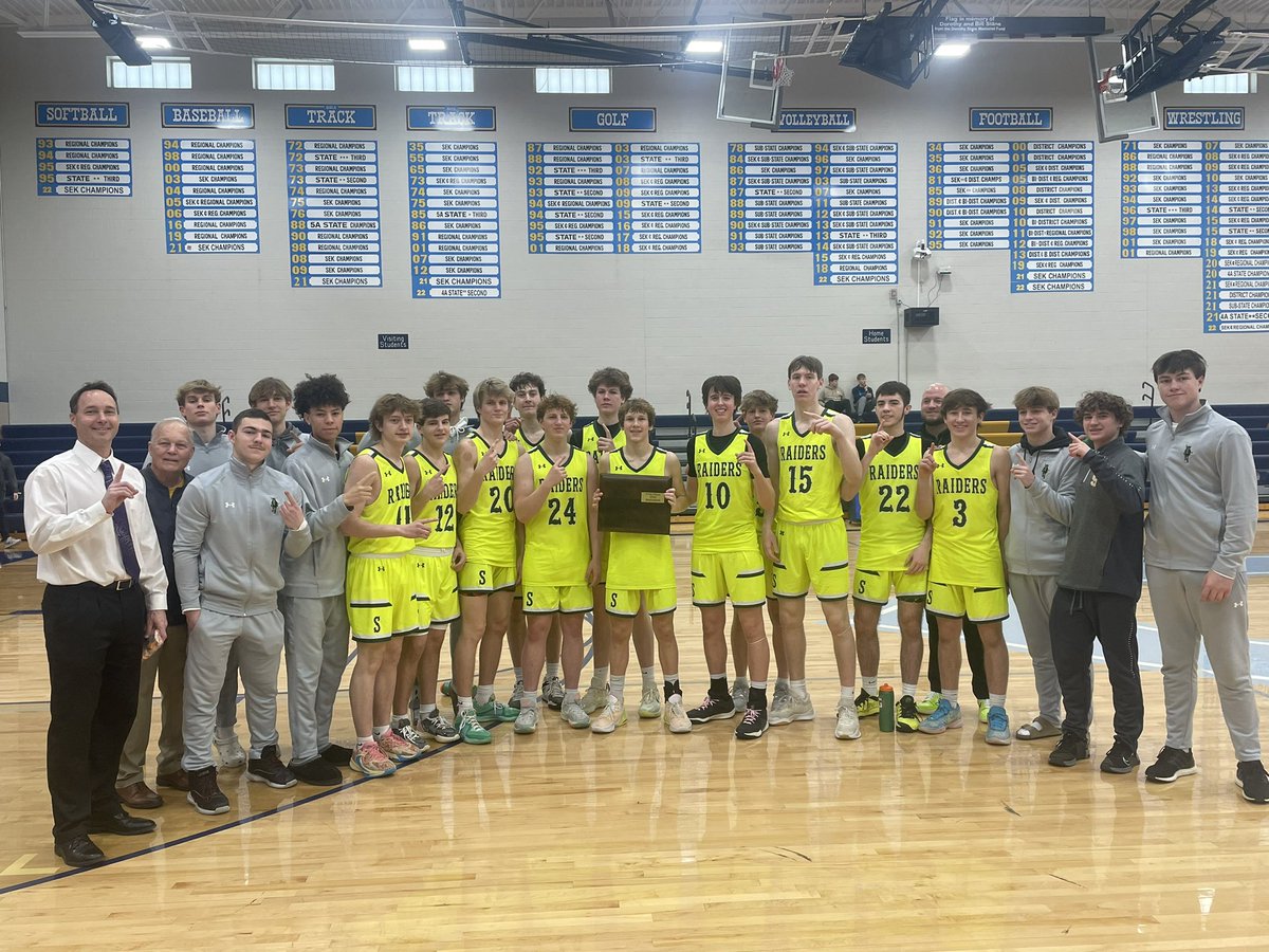 Varsity Boys 🏀 complete the 🧹in Chanute: Ralph Miller Tournament Champions 🏆 @SMSRaiderHoops @SMSRaidersAD SM South 68. Andover Central 47. Final. #RaiderPride🔰#CultureWins