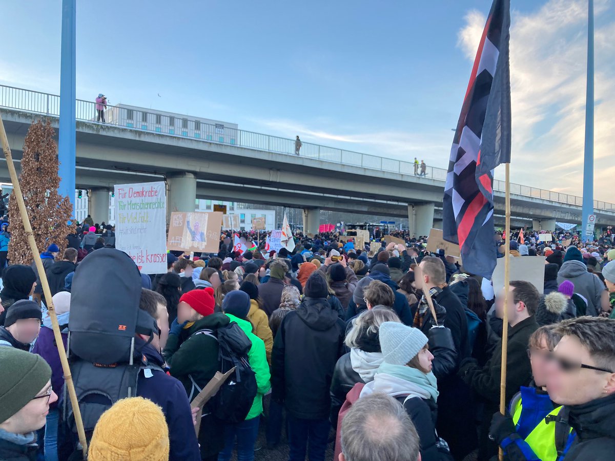 SolidBlk's tweet photo. Was für ein Tag! Sage und schreibe 16.000 Menschen haben heute bei #hal2001 gegen Rechtsruck, Rechtsextremismus und die Faschistenpartei AfD demonstriert 🚩💪
Es war die größte Demo der Stadt seit der Wende. Endlich gehen die Leute gegen die Faschistenbrut auf die Straße. 1/3 https://t.co/ABXB4HCN8c