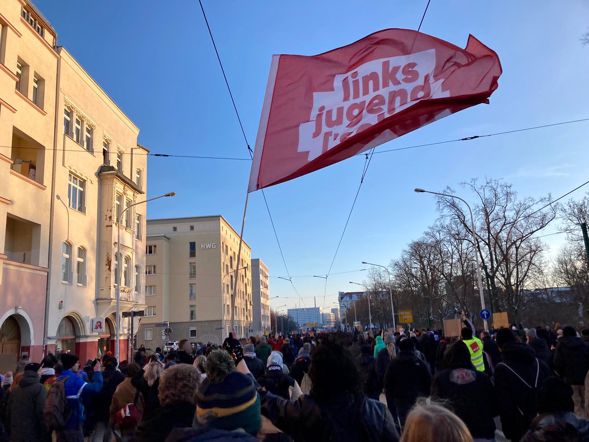 SolidBlk's tweet photo. Was für ein Tag! Sage und schreibe 16.000 Menschen haben heute bei #hal2001 gegen Rechtsruck, Rechtsextremismus und die Faschistenpartei AfD demonstriert 🚩💪
Es war die größte Demo der Stadt seit der Wende. Endlich gehen die Leute gegen die Faschistenbrut auf die Straße. 1/3 https://t.co/ABXB4HCN8c