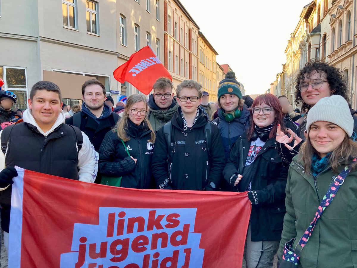SolidBlk's tweet photo. Was für ein Tag! Sage und schreibe 16.000 Menschen haben heute bei #hal2001 gegen Rechtsruck, Rechtsextremismus und die Faschistenpartei AfD demonstriert 🚩💪
Es war die größte Demo der Stadt seit der Wende. Endlich gehen die Leute gegen die Faschistenbrut auf die Straße. 1/3 https://t.co/ABXB4HCN8c