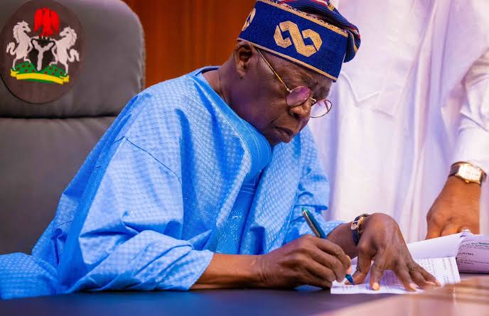 Nigerian Students Petition Tinubu Over Alleged Diversion Of TETFUND Projects By Vice-Chancellors, Rectors  | Sahara Reporters bit.ly/3SetvOW