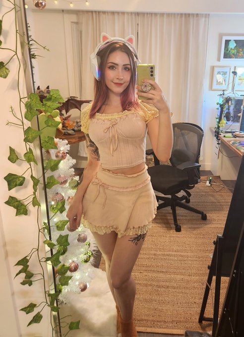 New outfit ☺️ https://t.co/W9zGRimLqT