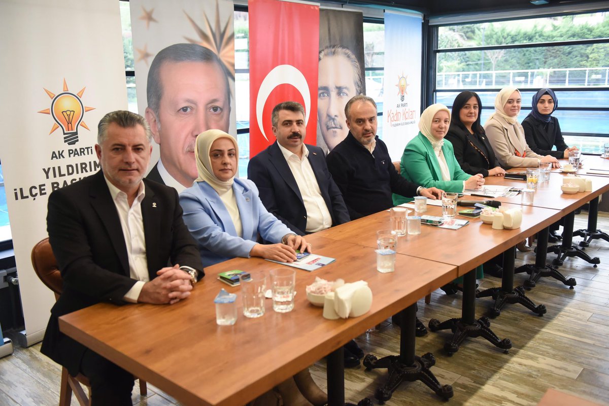 akkadinbursa's tweet photo. 📍Yıldırım 

İlçe Kadın Kolları Başkanlığımızın düzenlediği Mahalle Başkanları İstişare Toplantımızda, durmadan yorulmadan canla başla çalışarak AK Davamıza gönül vermiş kıymetli Mahalle Başkanlarımızla bir araya geldik. 

#HazırızKararlıyız https://t.co/QjeyeCKFwe