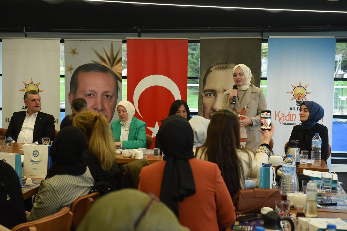 akkadinbursa's tweet photo. 📍Yıldırım 

İlçe Kadın Kolları Başkanlığımızın düzenlediği Mahalle Başkanları İstişare Toplantımızda, durmadan yorulmadan canla başla çalışarak AK Davamıza gönül vermiş kıymetli Mahalle Başkanlarımızla bir araya geldik. 

#HazırızKararlıyız https://t.co/QjeyeCKFwe