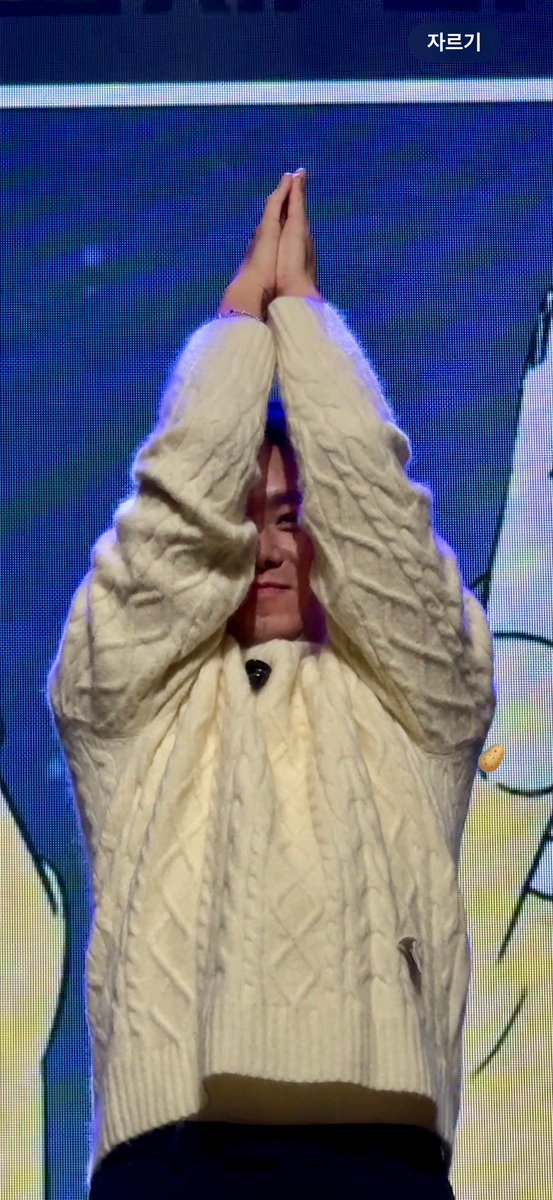 hwanheehaeyo's tweet photo. 아 이 아저씨 땜에 웃겨쥭겠다ㅠㅋㅋㅋㅋㅋ
팔꿈치 사이로 보이는 얼굴, 살짝 보이는 라미, 닭똥집같은 입술까지 웃음포인트 철철ㅋㅋㅋㅋ https://t.co/WuWkCuz4Vv