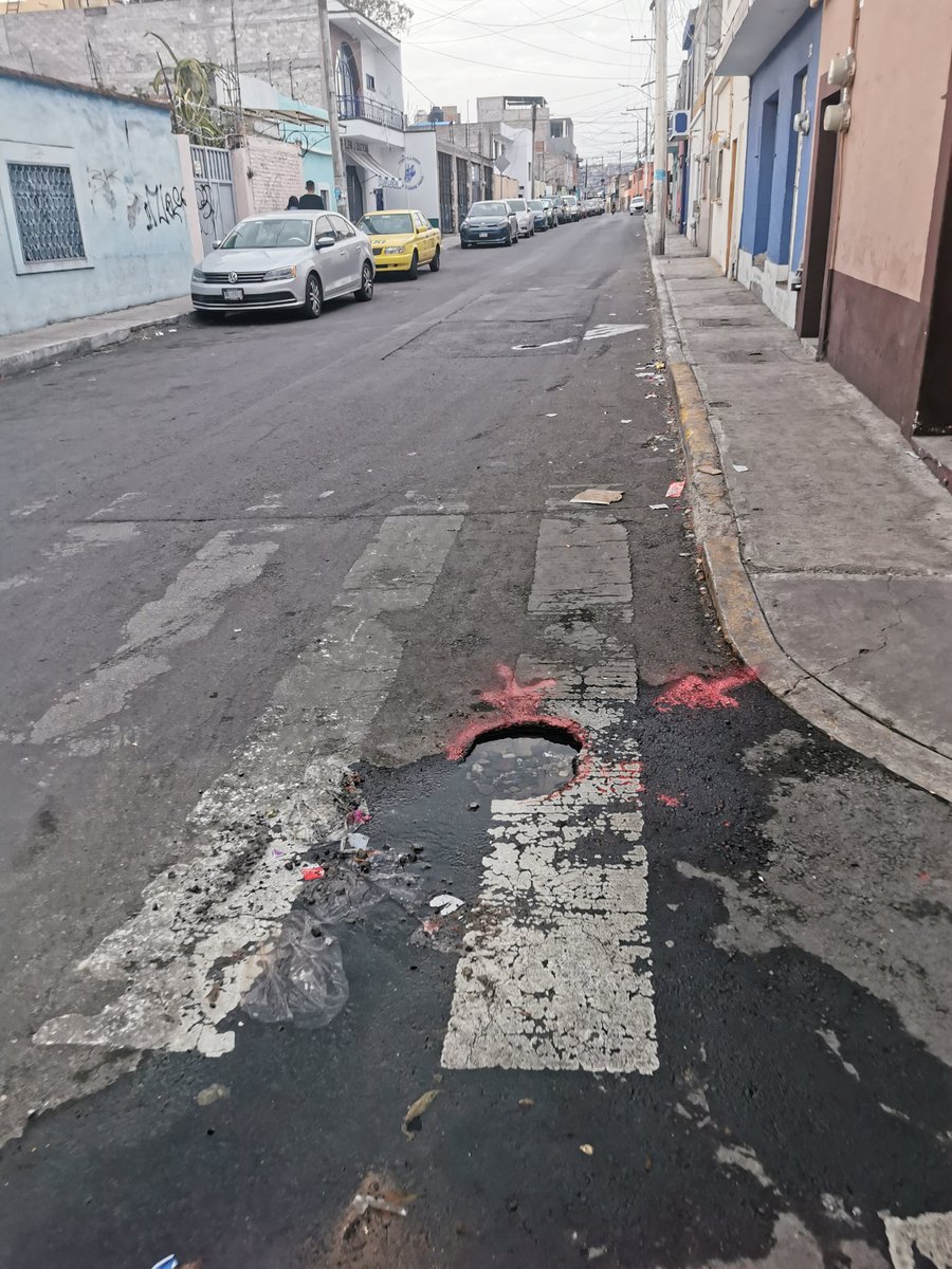 rivers1984's tweet photo. @cea_qro la esquina de Metralla con Jimenez en la Colonia Lindavista una fuga de hace días, favor de atender https://t.co/Au2aMnnX9F