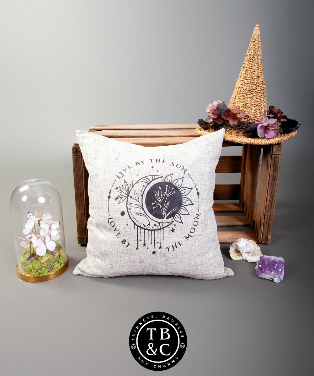 MahouPhotoPNW's tweet photo. Working with local artists and vendors is a special opportunity we love! 💖 If you’re attending an event and see our set-up, bring some of your wares by and we’d be more than happy to snap a few photos! 

All items by @ trincketsbaublesandcharms taken at @direbrook https://t.co/z0vbilslxR