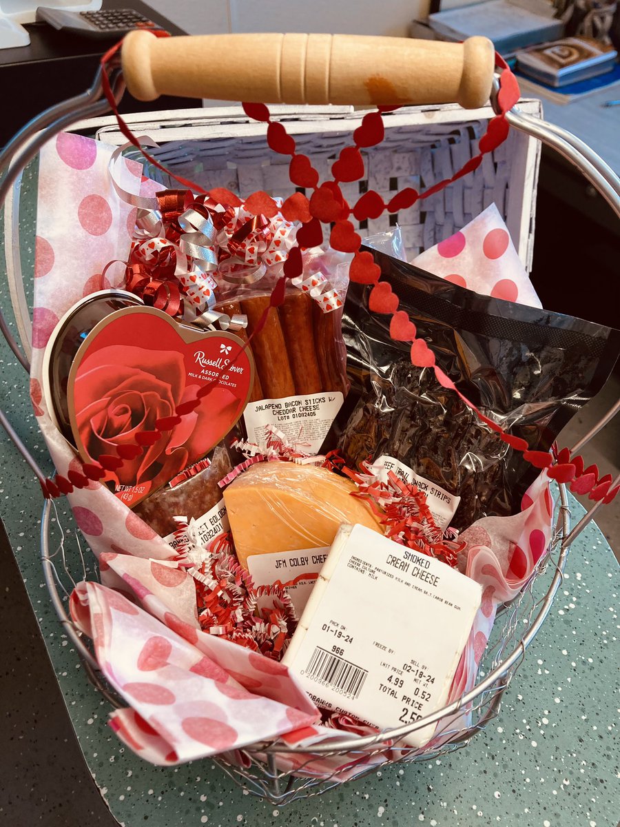 RedbanksCustom's tweet photo. Valentines Baskets!
Option one: 1 pack of snack sticks, 1 pack of beef trail sticks, 1 chunk of bologna, 1 chunk of cheese, 1 chunk of smoked cream cheese. Option two comes with 2 ribeyes. Taking orders from now till Valentine’s Day. Pickup from February 8th to the 14th https://t.co/gzr96rFilA