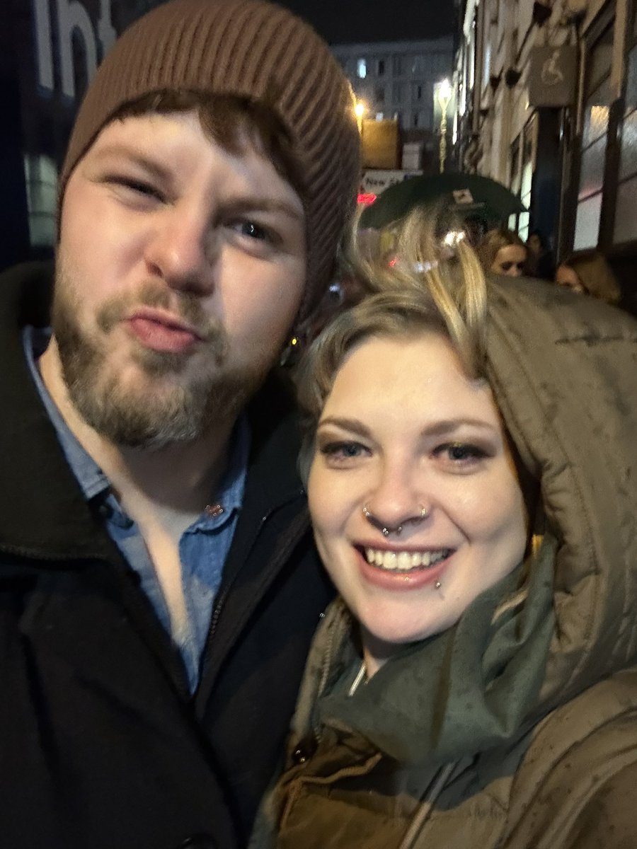ShoppyApril's tweet photo. Was so lovely to meet @JayMcGuiness  this evening. 2:22 a ghost story was so amazing full of jump scares and a great plot. 
I was like an excited puppy meeting Jay , i do apologise. Now I  can’t wait to get home to read Blood flowers 🥰 https://t.co/MGqBBtRCkW