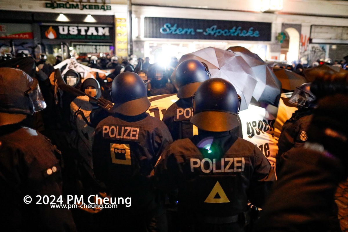 Über 1.600 Menschen sind am Samstag in #Hamburg auf die Straße gegangen, um gegen Kriminalisierung, staatliche Überwachung und Repression zu demonstrieren. Anlass dafür ist der dritte Anlauf im 'Rondenbarg-Komplex'.

Weitere Bilder:
flickr.com/photos/pm_cheu…

#hh2001 #rondenbarg