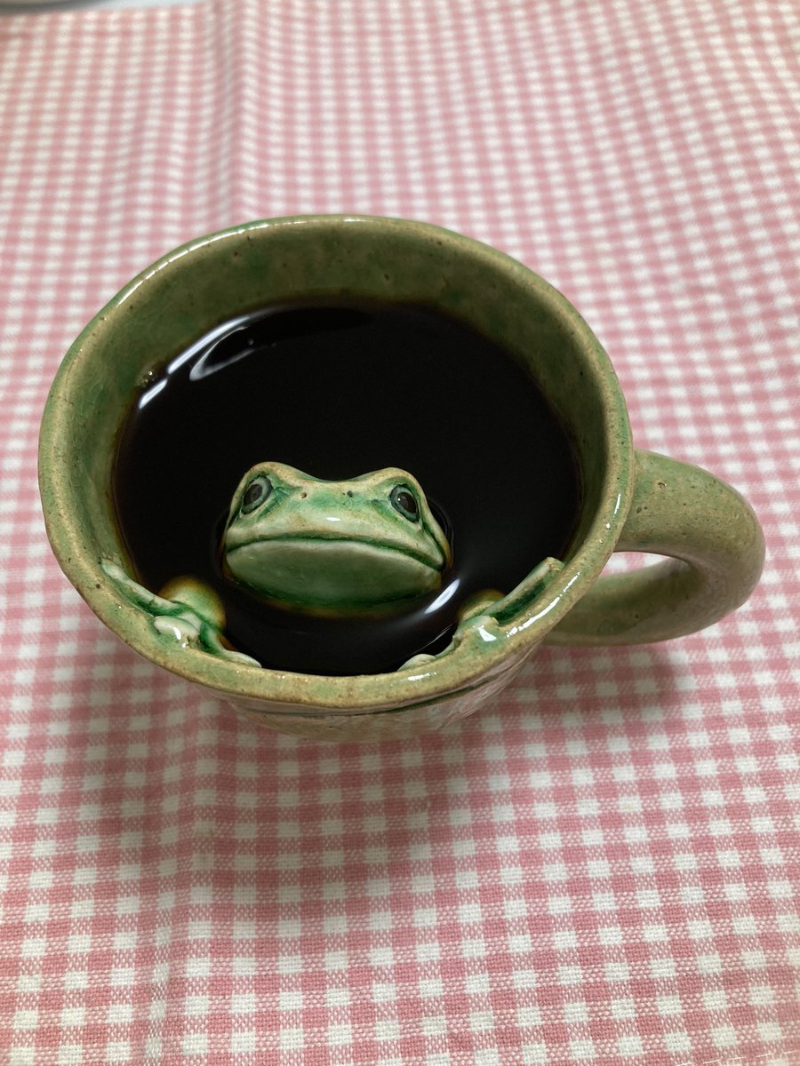 昨日買った蛙庵さんのマグカップにコーヒーを入れたら☕️