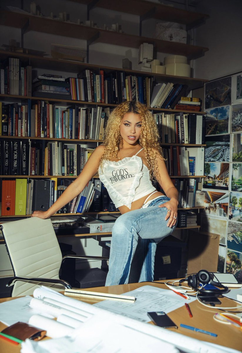 rioxadrianna's tweet photo. Super Nala, queen of the concrete jungle. 🦁🏙️ https://t.co/c9LSA1ecNG