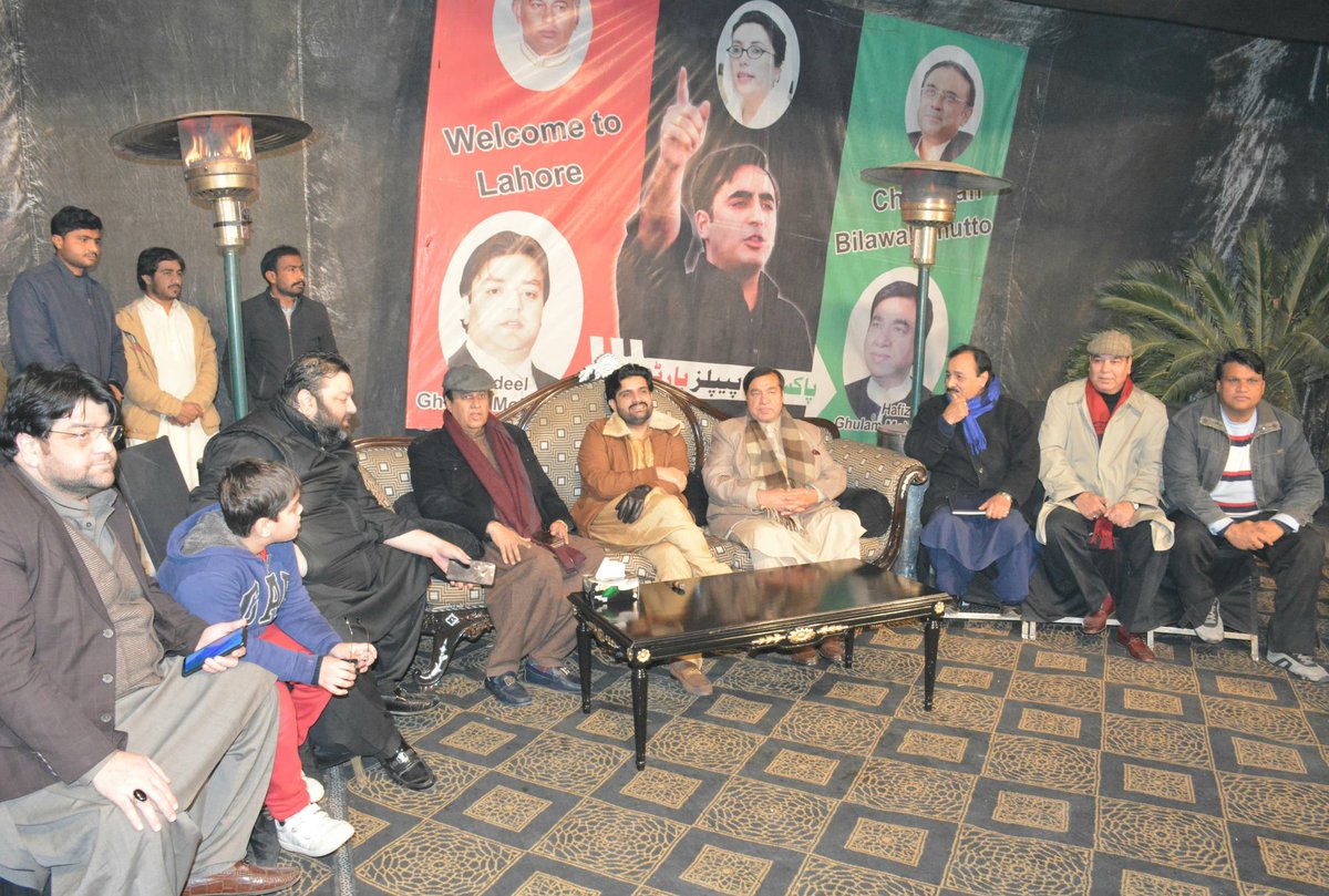 SyedKumailHShah's tweet photo. چیئرمین ڈسٹرکٹ کونسل سکھر سید کمیل حیدر شاہ کی لاہور میں پاکستان پیپلز پارٹی کےسینیئر رہنماحافظ غلام محی الدین قومی اسمبلی این اے128کے امیدوارعدیل غلام معین الدین سےان کی رہائش گاہ پرخوشگوارموڈمیں ملاقات،پاکستان پیپلزپارٹی کےکل ہونےوالےجلسےکی تیاریوں کےسلسلےمیں بھی بات چیت کی گئی https://t.co/cJYYSl630a