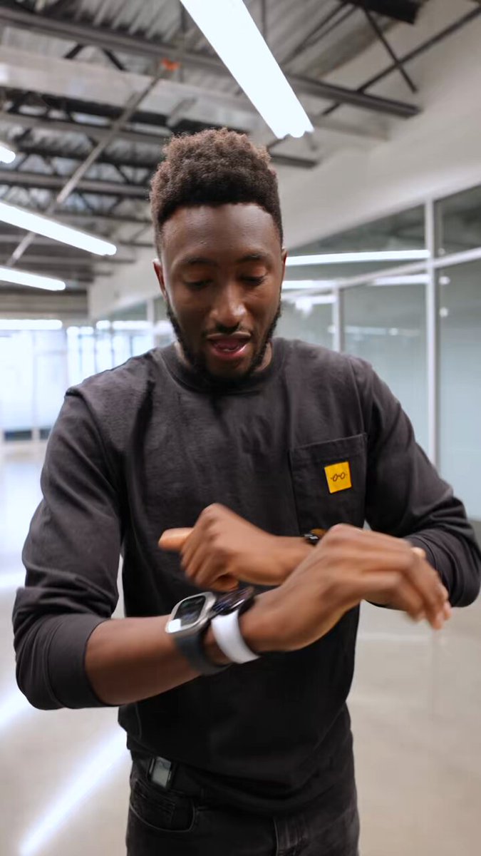 CozyCoderPage's tweet image. YouTuber @MKBHD tried wearing 4 different smart watches to test which one was most accurate in calculating walking 🚶‍♂️ for 1000 steps. The results 👇 are based on the most accurate and least accurate:
🔸#PixelWatch2
🔸#GalaxyWatch3 
🔸#GarminFenix7 
🔸#AppleWatchUltra2
#TechFlex