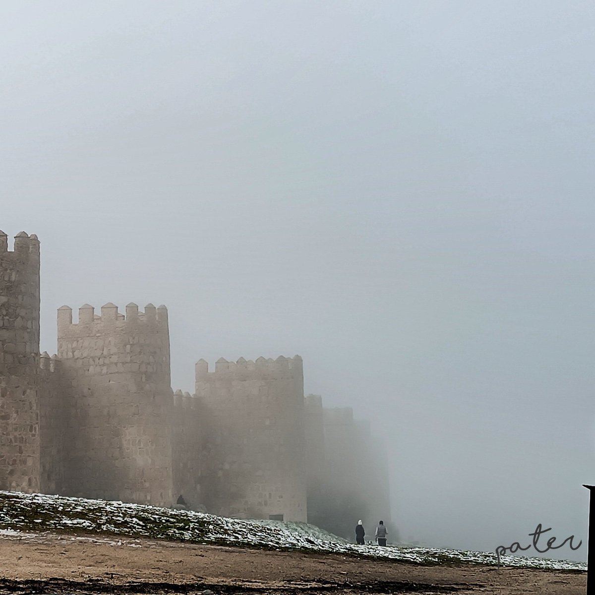 En la muralla de #Ávila aún hoy se aprecian 3 postigos tapiados, la documentación de la época habla de otros 3 más, pero más de un experto se atreve a aventurar alguno más que dieran servicio a los fosos, baluartes y barbacanas que tuvo la muralla. 

Tengan cuidado ahí fuera.
