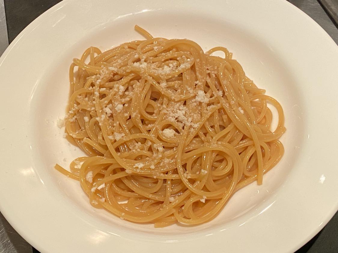 pirlo05050505's tweet photo. 超簡単なのに神レベルでうまい
めんつゆチーズパスタ

フライパンに水を入れて沸騰させ
めんつゆとパスタを入れて
出汁を麺に吸わせながら10分
水が少なくなったら足しながら
10分経ったら水分調節しつつ
バターを入れて和えて
火を止めてチーズ
サッと絡めて盛り付けたら
上から追いチーズで完成

シンプルで夜食にも最高

材料
パスタ1.7mm 100
めんつゆ 45
バター 15
チーズ 20
水 350

#メンチー