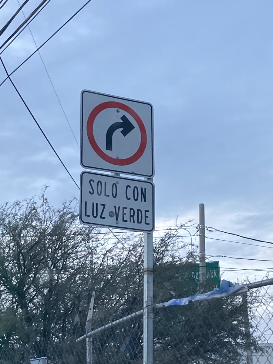 En #Querétaro ya no hay vueltas continuas pa que no estén pitando a lo pendejo, muchos se la siguen dando porque no hay oficiales de tránsito gracias a <a href="/LuisBNava/">Luis Nava</a> pero están prohibidas 🤷🏽‍♂️