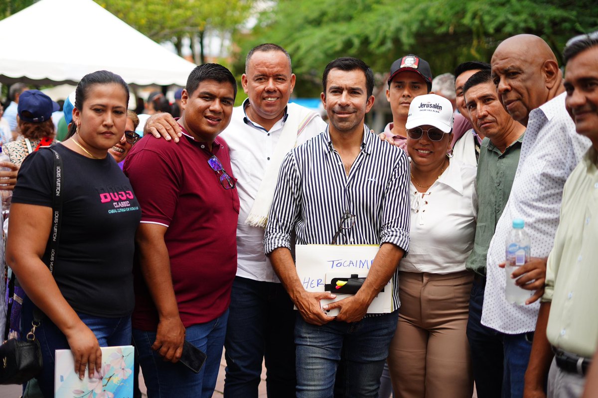 JorgeEmilioRey's tweet photo. #PDDConLaGente 👥

El agua💧fue el tema principal en nuestra #Mesa18, que reunió a los territorios de #Tocaima #Jerusalén #Guataquí #Beltrán y #Nariño de la provincia del #AltoMagdalena y #MagdalenaCentro. 

En estos diálogos comunitarios conocimos problemáticas específicas relacionadas con el recurso hídrico, y concluimos: 

✍🏻Hacer un estudio para analizar la suficiencia hídrica en este corredor departamental. 

💰Reducir costos en los procesos de moto bombeo en cada municipio. 

🚧Incluir estudios de aguas subterráneas en los programas de #AguaATuVereda.

💦Acompañar los acueductos veredales con los laboratorios de #EPC para medir la calidad del agua. 

🙋🏻‍♂️ Capacitar a fontaneros para garantizar mejores condiciones y operatividad de los acueductos. 

Educación, salud, energía infraestructura y vías fueron otros de los temas conversados con la comunidad💪🏻

¡Seguimos construyendo el mejor #PlanDeDesarrollo! 👥