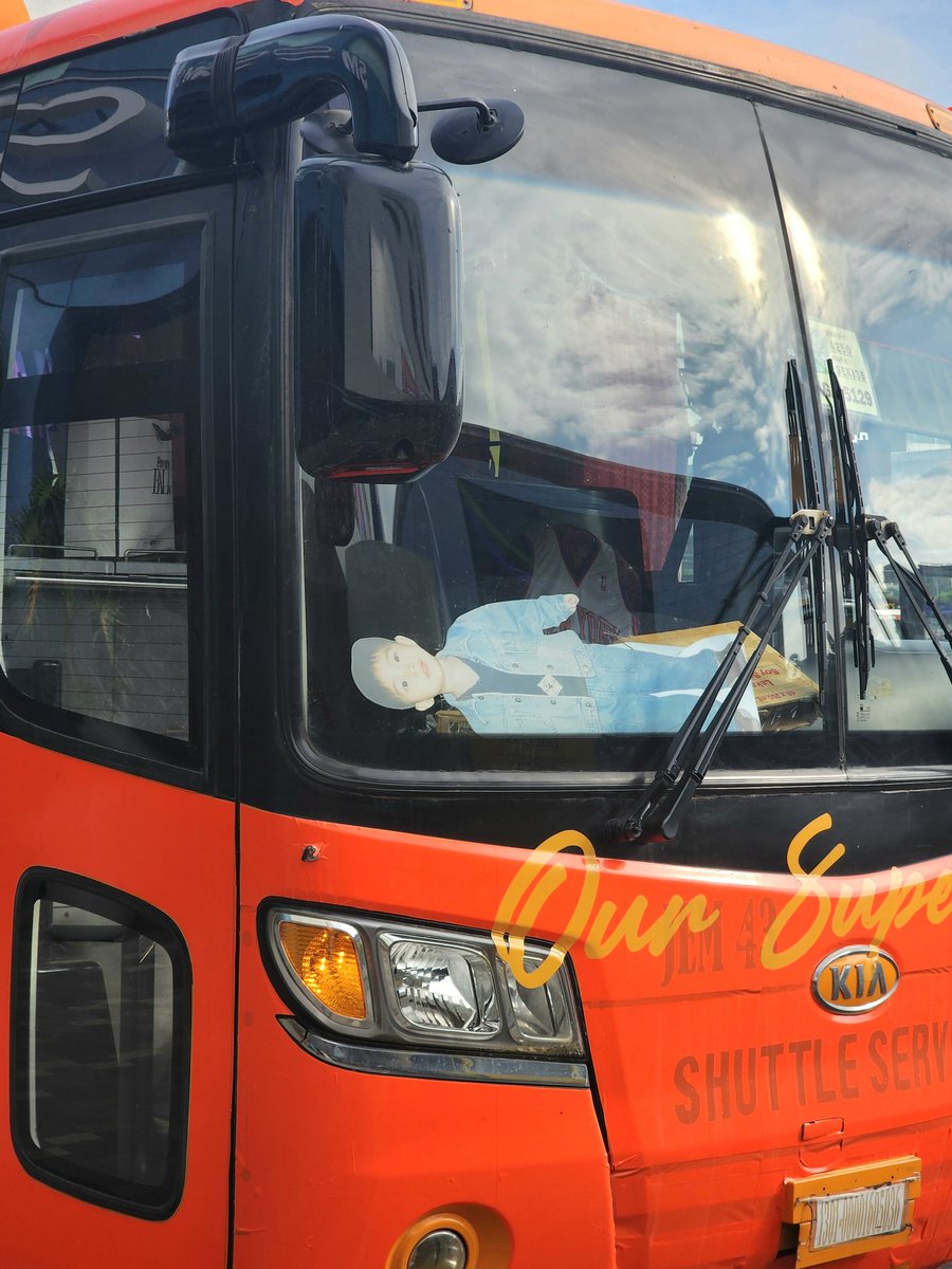 JungpsPH's tweet photo. Aling Vicky! Aling Vicky!! Yung anak mo nahulog Jungwoo Bus!! 

See you soon Bulacan 🤭🤭

#TheWOOnityInBulacan #JUNGWOO #정우 #NEOCITY_THE_UNITY_in_BULACAN https://t.co/3RMqYIR8iU