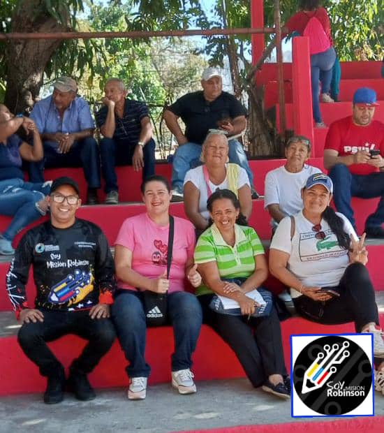 #Hoy La Misión Robinson participó en un encuentro para el análisis del mensaje anual de nuestro Presidente @NicolasMaduro . EPM, Parroquial, Jefes de UBCH, Comunidad y responsables de Movimientos Sociales, en municipio Mario Briceño Iragorry #TerritorioSoberanoYSeguro