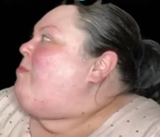 Are you really talking about other people chins??? PLEASE CEASE AND DESIST 😂 crazy bitch #FoodieBeauty