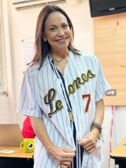 malgraviahhh's tweet photo. Leones del Caracas se quedan sin final....
 Na gueboná pero de verdad que la pava de esa tipa es arrecha...La Sayona se puso la Camisa de los Leones el jueves, bueno; perdieron jueves, viernes, sabado, domingo lunes, martes, miércoles, jueves, viernes https://t.co/Dy9j6hGQ7L
