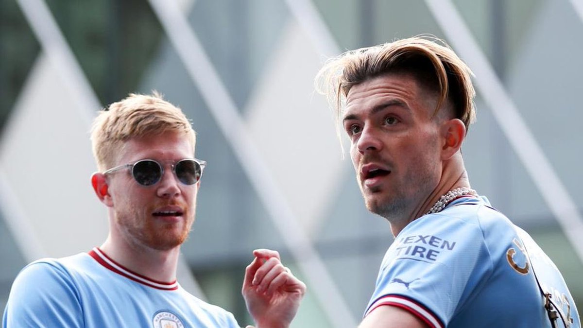 Jack Grealish: 'Manchester City'ye geldiğim ilk günlerde çok çekingendim. Taraftarlar ve medya 'Jack, geç şu adamı' dediklerinde baskı altında hissettiğim için Kevin De Bruyne'ye pas atmalıyım diye düşünüyordum. O, benim idolüm.'