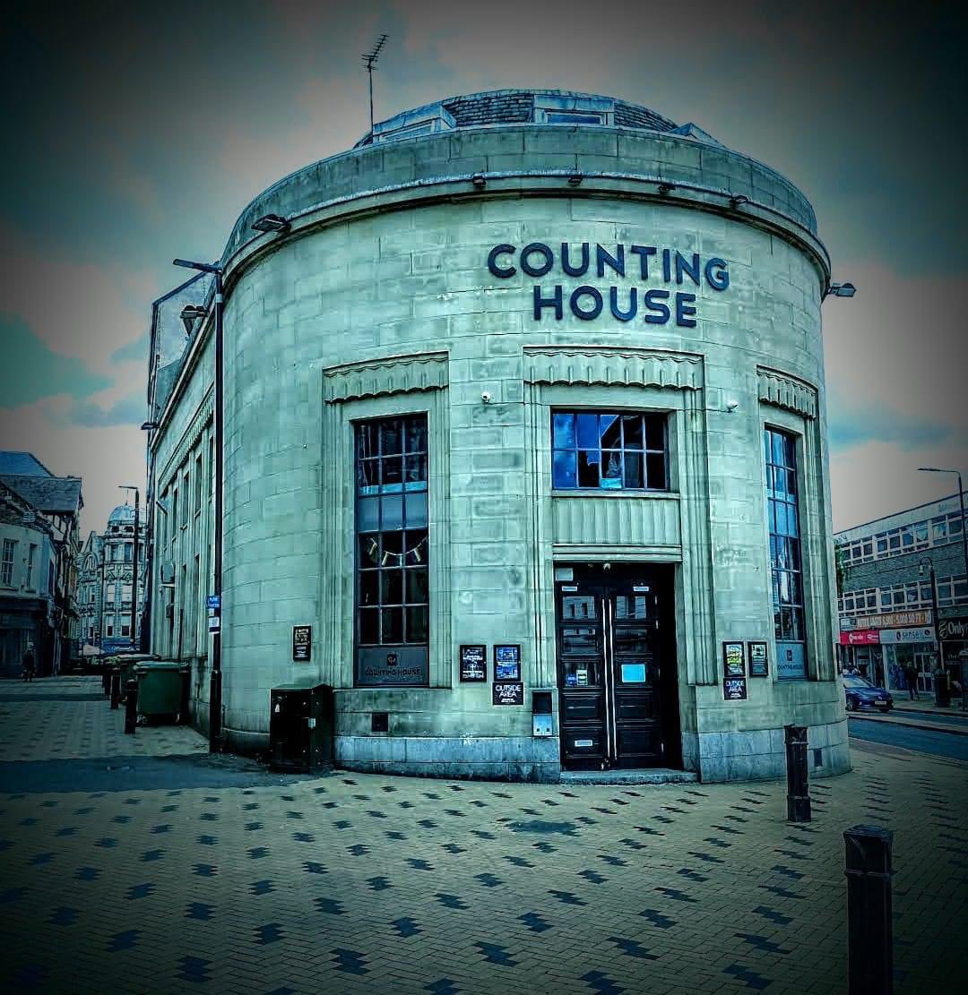 Next Saturday @Wildblueheart1 will be in Wakefield at The Counting House….get yourselves along for some classic 90’s to today pop!! Go on, you know you want to!!! 💙💙🎸🎸