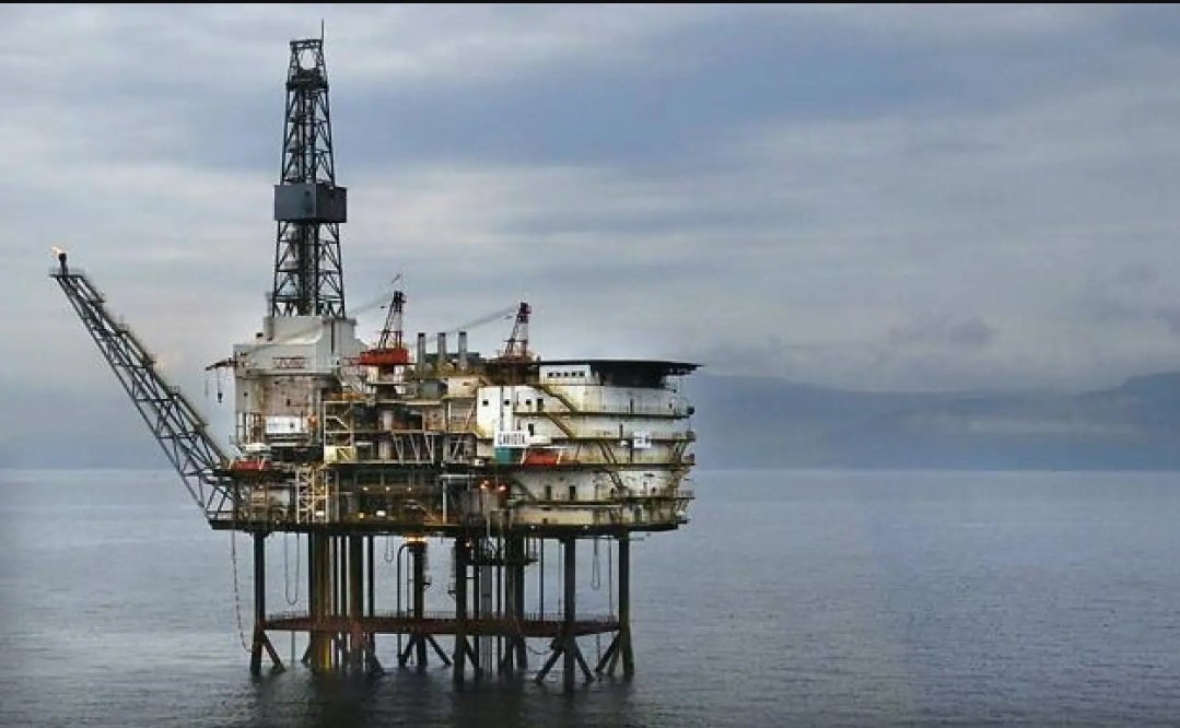 iparatx's tweet image. Invertir en valor

Me he acercado hasta #Armintza a estirar las piernas. 

Desde la bocana del puerto, pese a la noche, veía las luces de #LaGaviota (Plataforma de #Enagas) y una línea de luces en la mar procedentes del parque eólico de #Iberdrola. 

Ambas en cartera #AtxCapital