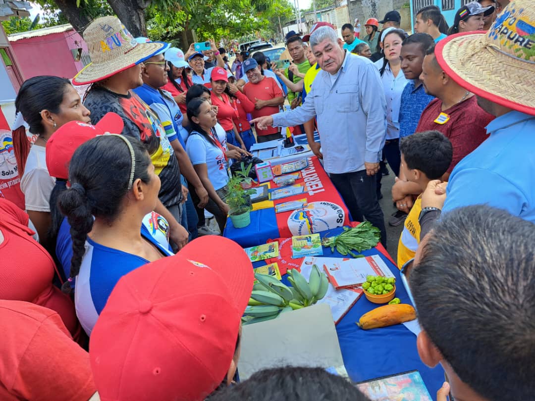 Inauguración de la Base socialistas Simón Bolívar y plan de Amor en acción Municipio Biruaca donde estuvo presente nuestro gobernador Eduardo Piñate. #TerritorioSoberanoYSeguro @NicolasMaduro @_LaAvanzadora @Sociabolivarian @marys_orasma