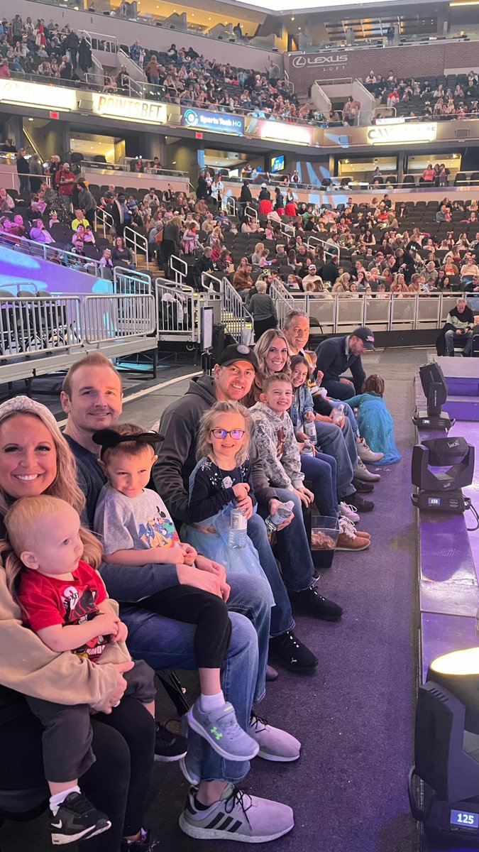 Stephanie_Groth's tweet photo. #disneyonice https://t.co/xM66VdpiG4