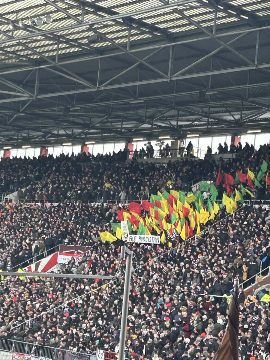 ©️Bugün St.Pauli taraftarları Hamburg

Bijî Kurdistan Pankartı ile..

#DefendKurdistan 
#DefendRojava
@Zamur_Erdo

t.me/Ajans2023