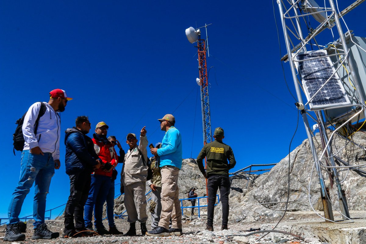 Gracias a las Políticas Ambientales que impulsa el Gobierno Bolivariano, continúan los trabajos a favor del glaciar en el pico Humboldt del edo. Mérida, se realizó la primera etapa de la instalación de las antenas repetidoras en la Estación Pico Espejo.
1/3