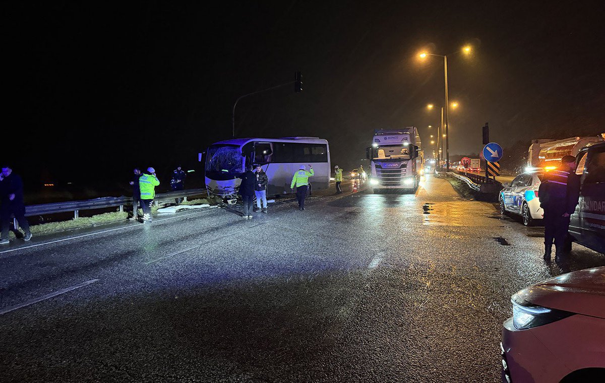 ibabelgin's tweet photo. Kapıkule Gümrük Kapısı'nda görevli polis memurlarımızı taşıyan aracın otobüsle çarpışması sonucu hafif yaralanan, 10’u polis 11 vatandaşımıza geçmiş olsun dileklerimi iletiyorum.

Can kaybı ve ağır yaralanma olmaması tesellimiz.
Allah milletimizi tüm kazalardan korusun. https://t.co/MhvIDSvCFe