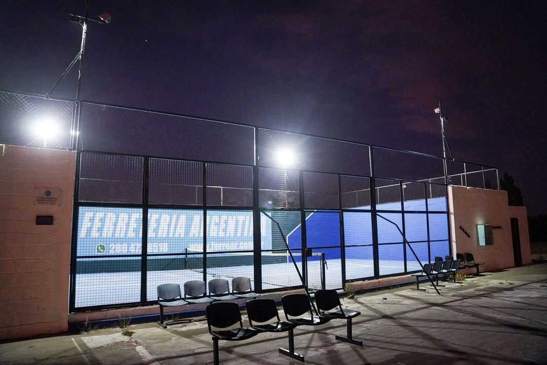 ElguasonVip's tweet photo. No riegue, no llene la pelopincho, no lave el auto, eso sí para ponerla luz a la cancha de padle de la U6 siempre hay plata #Rawson #Biss #Valle #Socios https://t.co/or2H1aFd1l