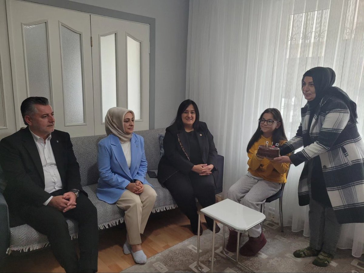 akkadinbursa's tweet photo. Milletvekilimiz Emel Gözükara Durmaz, İl Başkan Yardımcımız Süheyla Bülbül ve Yıldırım İlçe Başkanımız İrfan Akkaya ile birlikte Gönül Köprüsü projesi kapsamında Zehra kardeşimizin doğum gününü kutladık. 

Kendisine ailesiyle birlikte nice sağlıklı yıllar diliyoruz. https://t.co/0riioRKDVN