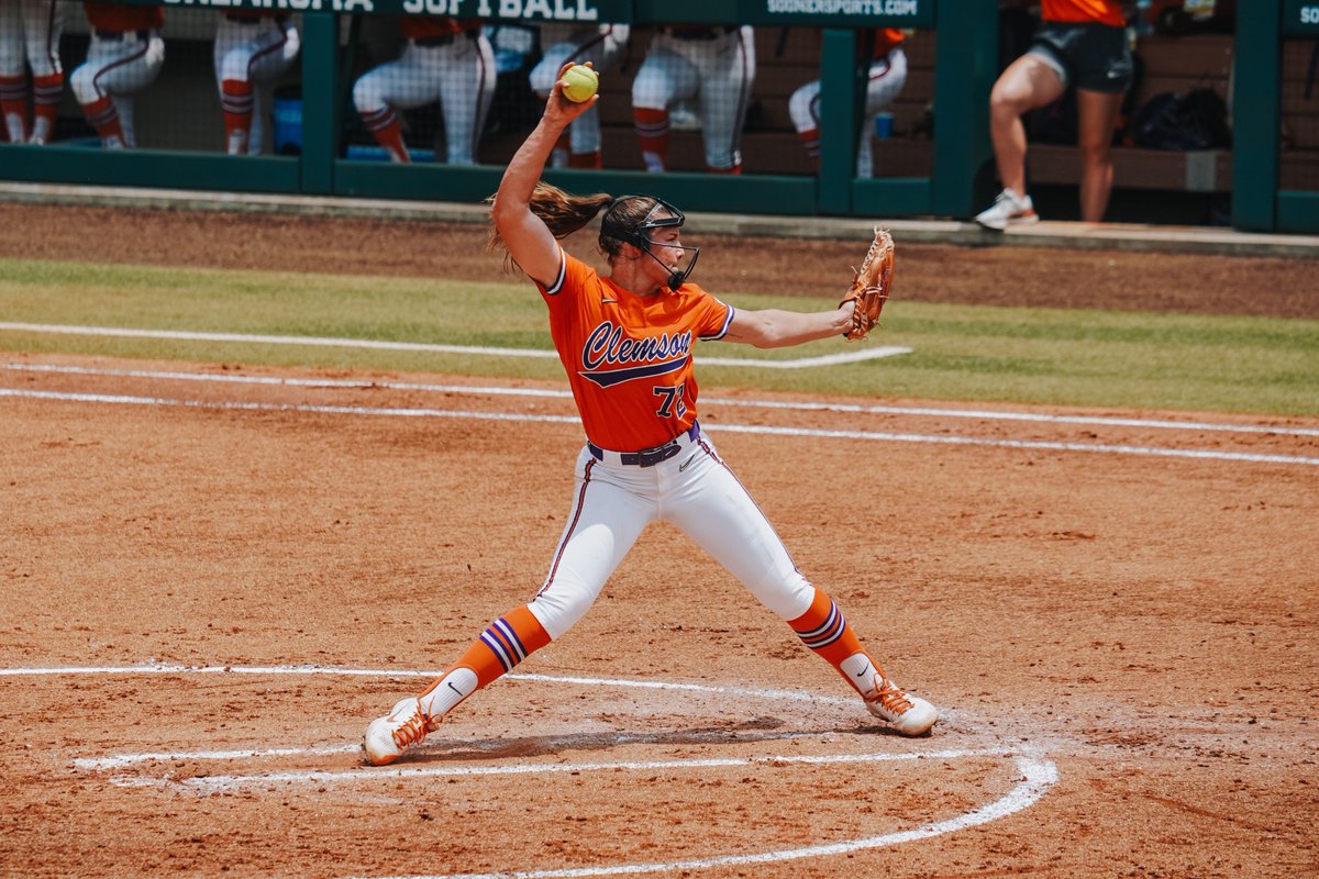 Valerie Cagle earned National Player of the Year honors last year for her efforts on both sides of the ball, both in the pitching circle and at the plate. Cagle is our top-ranked player entering 2024. @clemsonsoftball x @Val_Cagle d1softball.com/the-preseason-…