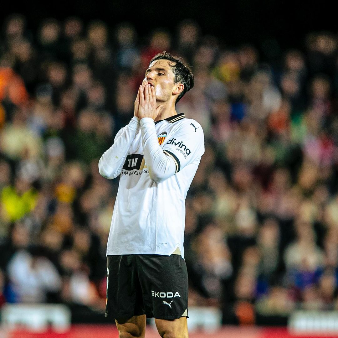 Nos llevamos tres puntos valiosos hoy💥🦇 Gran esfuerzo del equipo contra un rival complicado. ⚫️⚪️ Como siempre enorme, Mestalla! 💪🏼 #Amunt @valenciacf