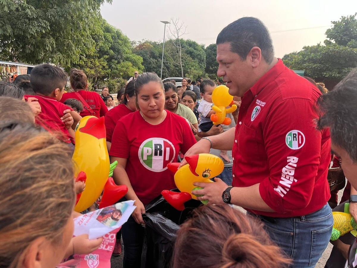martha_7's tweet photo. #JuntasYJuntosPodemos Gracias Presidente @rubenzuarth  Gracias CDM Tapachula ! Hoy la esperanza cambió de manos ! Siempre #Revolucionarios juntos por un mejor  Chiapas  👊🏼 “Festejo en colonias Día de Reyes 🤴 “@XochitlGalvez @alitomorenoc @caroviggiano @ritagbalboa https://t.co/4UGkeWYxPx