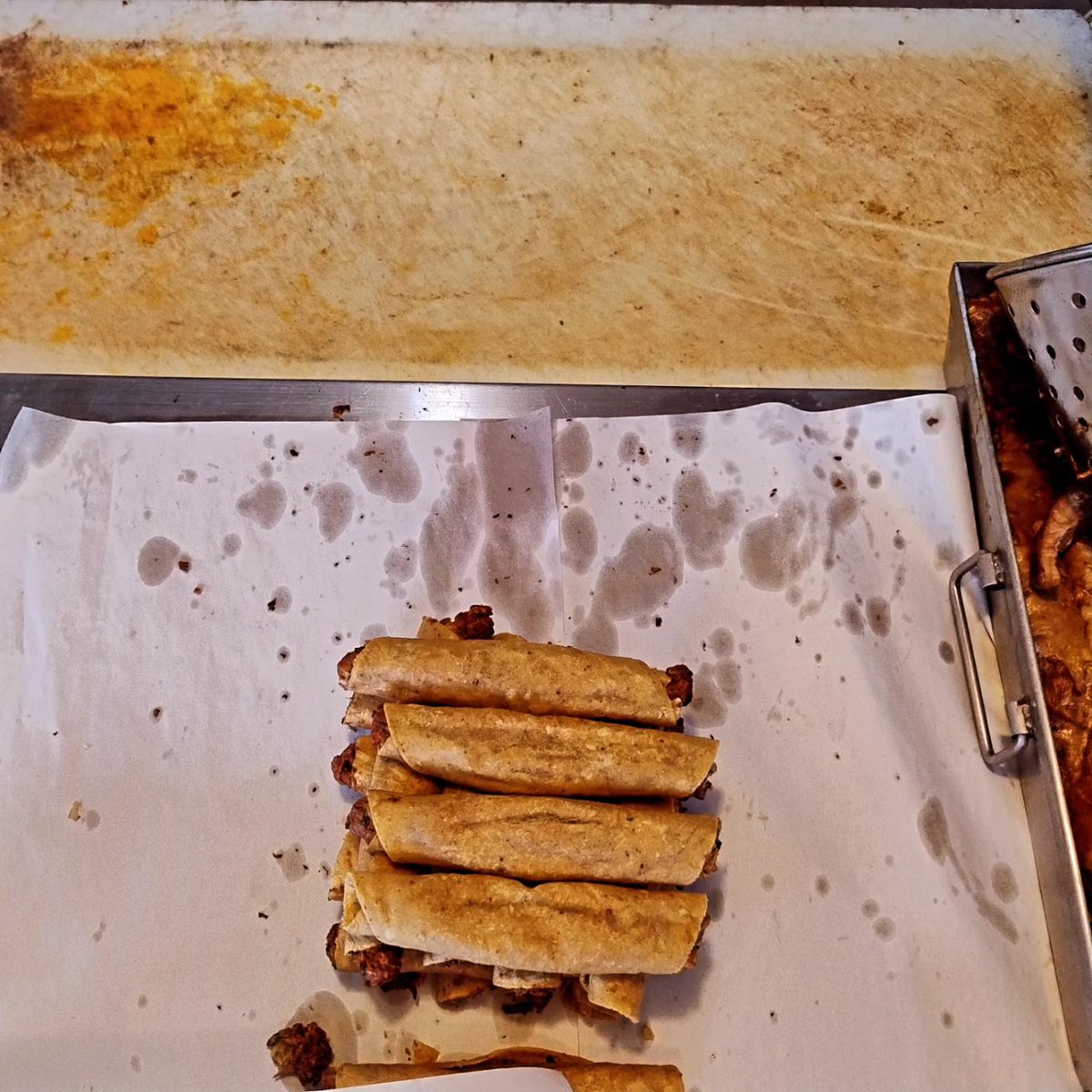MomoxJose's tweet photo. El mejor lugar para comer carnitas? Carnitas "Ely" sin lugar a dudas, tacos de sesos, chicharrón carnoso, cueritos y carnitas, tuve el gusto  de saludar y platicar sobre temas sociales con la propietaria doña Ely Rivera gracias por todas sus atenciones.
#ConsumeLocal https://t.co/AjfMVcAZbm