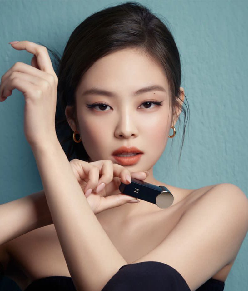 Looking for a MUA in London who can do Jennie Kim style make up... HMU with trusted recs pls 🙏🏾