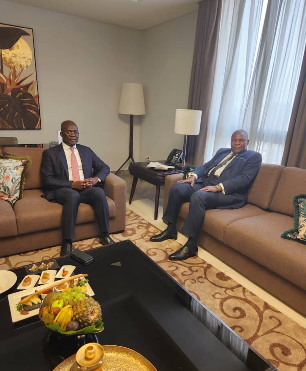 isako_patrick's tweet image. #BisRepetita La Confiance se gagne. Comme à la 22 ème Session ordinaire de la #CEEAC ténue le 25 Fev 23 à Kin, le Ministre Jean-Lucien Bussa est chargé par le Président de la République pour accueillir et assister son Homologue Centrafricain TOUADERA Faustin-Archange. #SERMENT