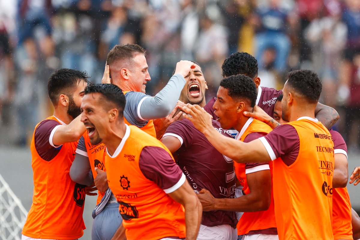 sercaxias's tweet image. VIRADA HERÓICA DO TIME GRENÁ! 

Com um jogador a menos e com gols marcados por Tomas Bastos e Álvaro, Caxias consegue virar a partida no estádio Centenário e vence o time do Grêmio na primeira rodada do Campeonato Gaúcho!

É FESTA GRENÁ NO CENTENÁRIO!
VAMOOOOOOOOOO CAXIAS!