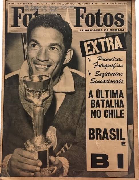 Chile, 1962. A Copa de Garrincha Após a lesão de Pelé, Garrincha assume totalmente a responsbilidade, coloca o país nas costas, e lidera a Seleção rumo ao Bicampeonato Mundial. [THREAD] 🧶👇