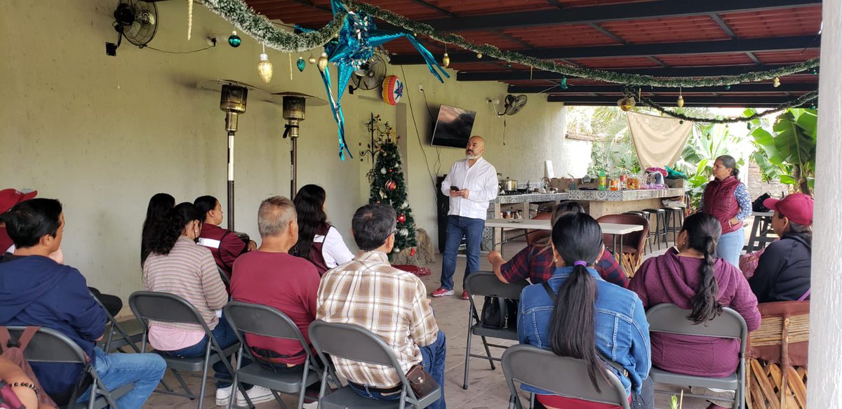 Estamos en #Teuchitlan con las compañeras y compañeros de la estructura de construcción de comités de defensa de la cuarta transformación del distrito 1 de #Jalisco

Fue un gusto saludar a mi compañera Guillermina Alvarado ex-diputada del distrito 2 de Nuevo Leon.