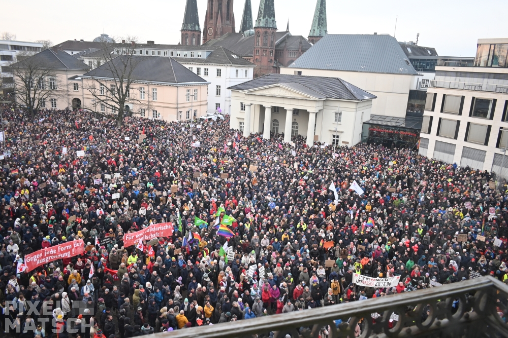 Pixel_Matsch's tweet photo. Für den heutigen Samstag hatte ein breites Bündnis zu einer #Kundgebung gegen die #noAfD und #rechts|extreme Netzwerke auf dem #Oldenburg|er Schlossplatz aufgerufen. Im Anschluss hatten #antifa|schistische Strukturen noch eine #Demonstration organisiert. #ol2001 https://t.co/nnNYBmNOPB