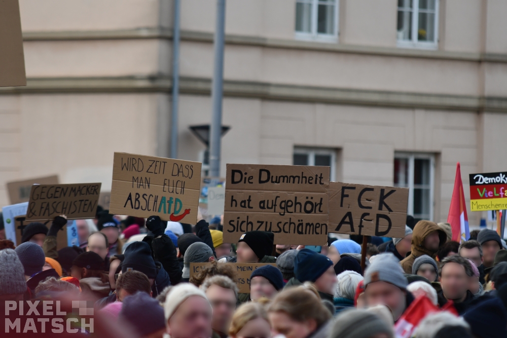 Pixel_Matsch's tweet photo. Für den heutigen Samstag hatte ein breites Bündnis zu einer #Kundgebung gegen die #noAfD und #rechts|extreme Netzwerke auf dem #Oldenburg|er Schlossplatz aufgerufen. Im Anschluss hatten #antifa|schistische Strukturen noch eine #Demonstration organisiert. #ol2001 https://t.co/nnNYBmNOPB