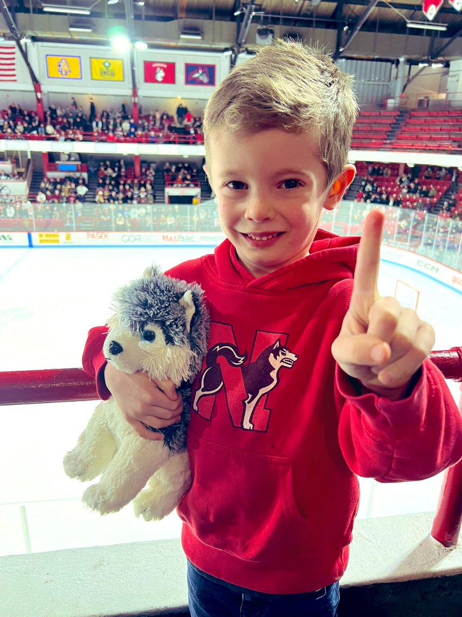 MStoehrer's tweet image. Always rockin’ the red!  #1 Fan! #howlinhuskies