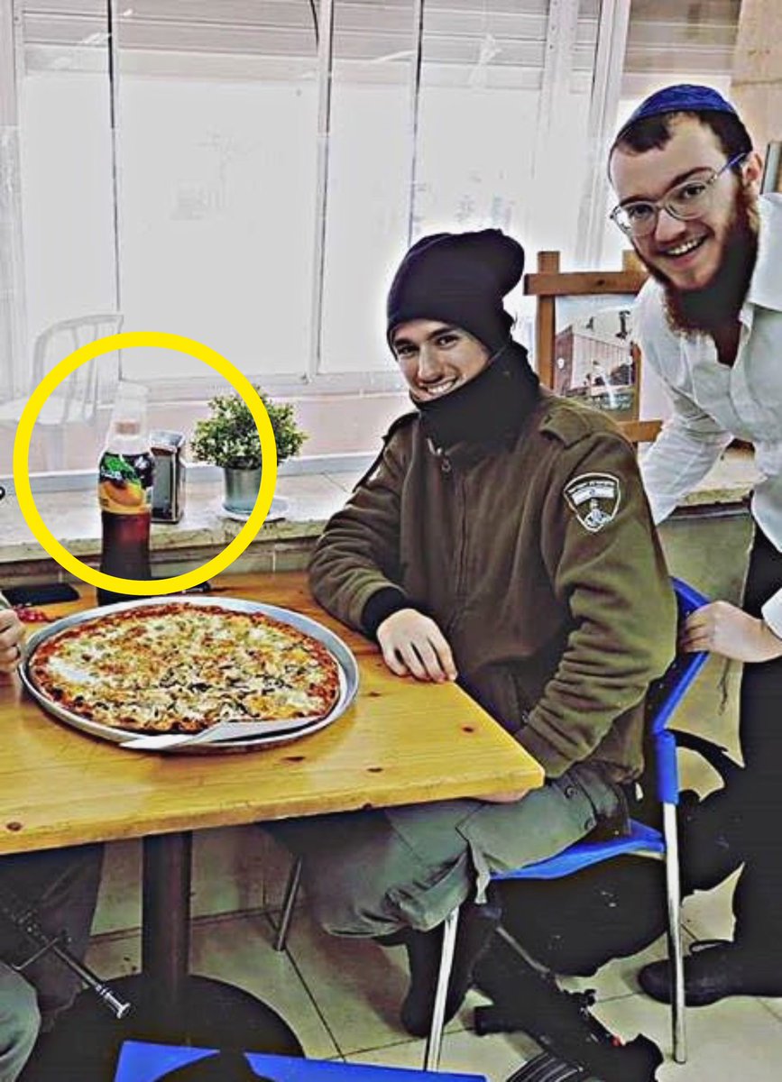 ErdemOzveren571's tweet photo. 💢 Pizza Hut'dan Bedava Pizza 🍕
Yanına da CocaCola Company ürünü
Fuse Tea İşgalci İsrail Askerinin
Yüzü Gülüyor ⚠️

Kimse Etmesede Sen
BOYKOT ET Zalimlerin Yüzünü
Güldürme Kardeşim ❗️ https://t.co/M3PMvW4uYI